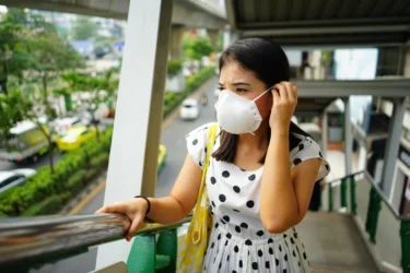 girl with respirator mask 